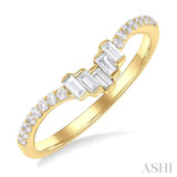 1/4 Ctw Baguette Cut Chevron Centerpiece Round Cut Diamond Wedding Band in 14K Yellow Gold